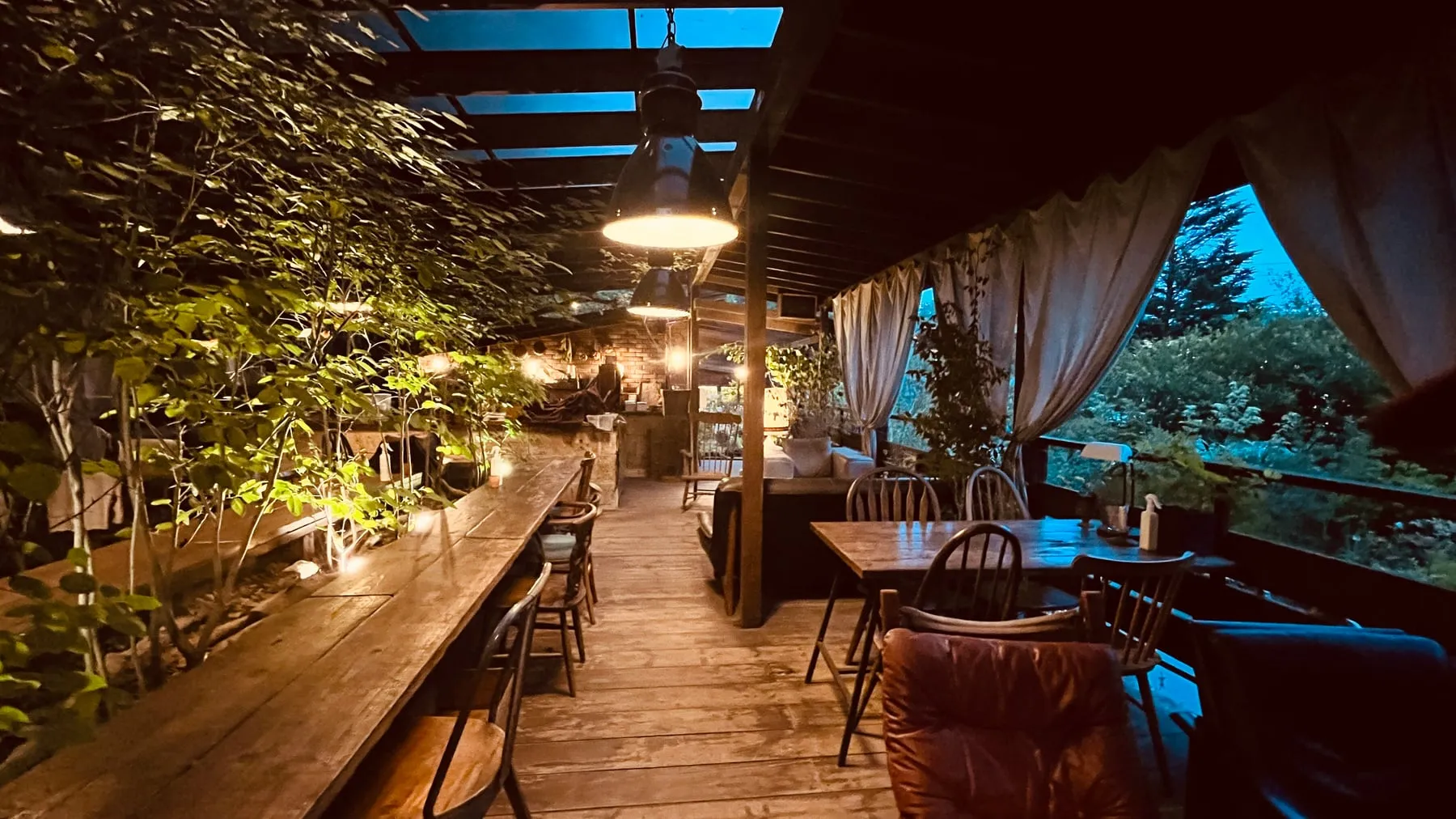 RK Gardenの夜のテラス席